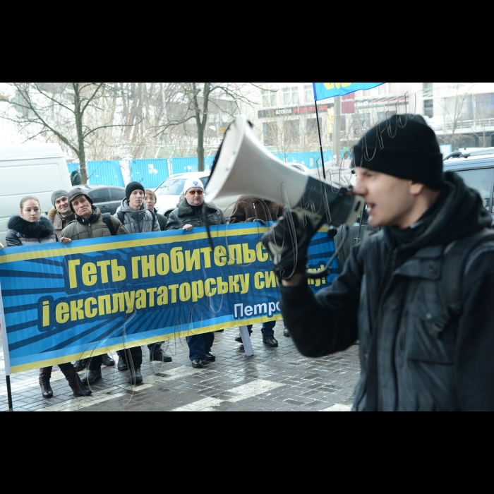 Біля центрального офісу ТОВ «ДТЕК» по вул. Мечникова, 2-А «Ліва опозиція» та профспілка «Захист праці» провели пікетування центрального офісу ДТЕК на підтримку шахтарів, які влаштували акцію протесту у кабінеті директора шахти «Червоний партизан». Акція погоджена з протестувальниками з Незалежної профспілки міста Свердловська. Зокрема, активісти вимагатимуть виконання законних вимог робітників, а также закликатимуть керівництво ДТЕК утриматись від залучення правоохоронних органів до трудового конфлікту. Наразі керівництво шахти вимагає від міліції видворити працівників за територію шахти.