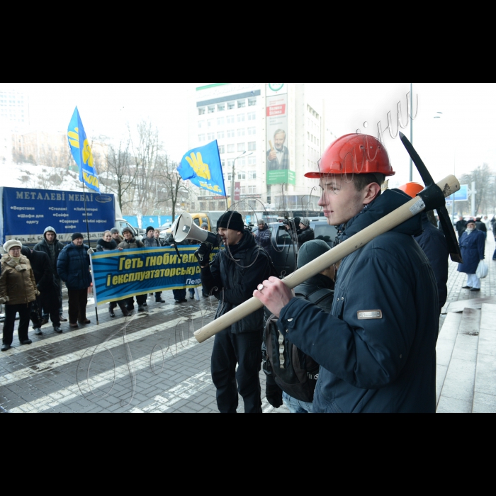 Біля центрального офісу ТОВ «ДТЕК» по вул. Мечникова, 2-А «Ліва опозиція» та профспілка «Захист праці» провели пікетування центрального офісу ДТЕК на підтримку шахтарів, які влаштували акцію протесту у кабінеті директора шахти «Червоний партизан». Акція погоджена з протестувальниками з Незалежної профспілки міста Свердловська. Зокрема, активісти вимагатимуть виконання законних вимог робітників, а также закликатимуть керівництво ДТЕК утриматись від залучення правоохоронних органів до трудового конфлікту. Наразі керівництво шахти вимагає від міліції видворити працівників за територію шахти.