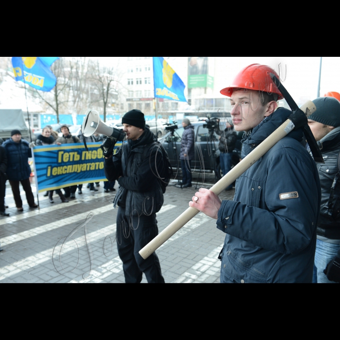 Біля центрального офісу ТОВ «ДТЕК» по вул. Мечникова, 2-А «Ліва опозиція» та профспілка «Захист праці» провели пікетування центрального офісу ДТЕК на підтримку шахтарів, які влаштували акцію протесту у кабінеті директора шахти «Червоний партизан». Акція погоджена з протестувальниками з Незалежної профспілки міста Свердловська. Зокрема, активісти вимагатимуть виконання законних вимог робітників, а также закликатимуть керівництво ДТЕК утриматись від залучення правоохоронних органів до трудового конфлікту. Наразі керівництво шахти вимагає від міліції видворити працівників за територію шахти.