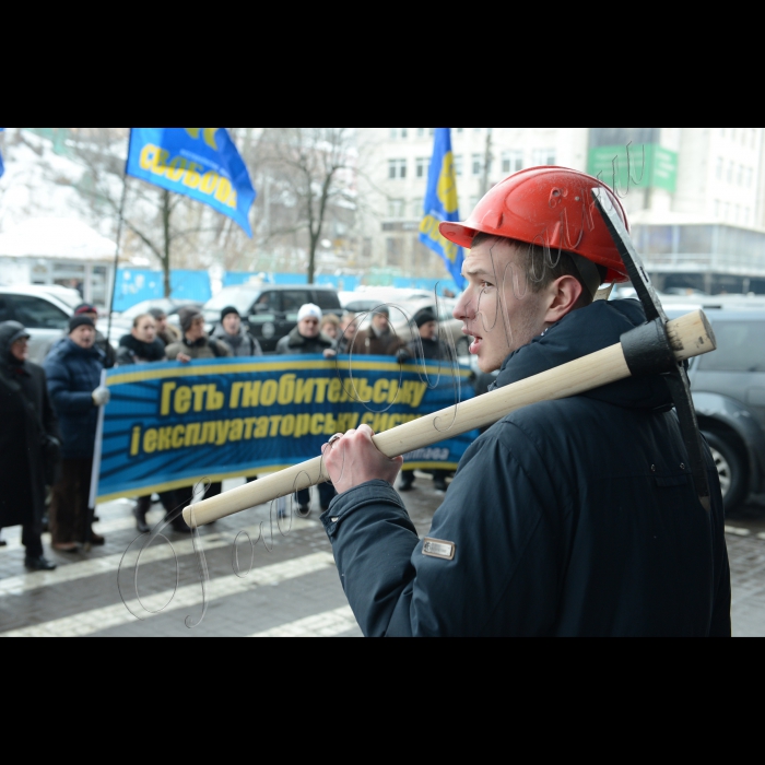 Біля центрального офісу ТОВ «ДТЕК» по вул. Мечникова, 2-А «Ліва опозиція» та профспілка «Захист праці» провели пікетування центрального офісу ДТЕК на підтримку шахтарів, які влаштували акцію протесту у кабінеті директора шахти «Червоний партизан». Акція погоджена з протестувальниками з Незалежної профспілки міста Свердловська. Зокрема, активісти вимагатимуть виконання законних вимог робітників, а также закликатимуть керівництво ДТЕК утриматись від залучення правоохоронних органів до трудового конфлікту. Наразі керівництво шахти вимагає від міліції видворити працівників за територію шахти.