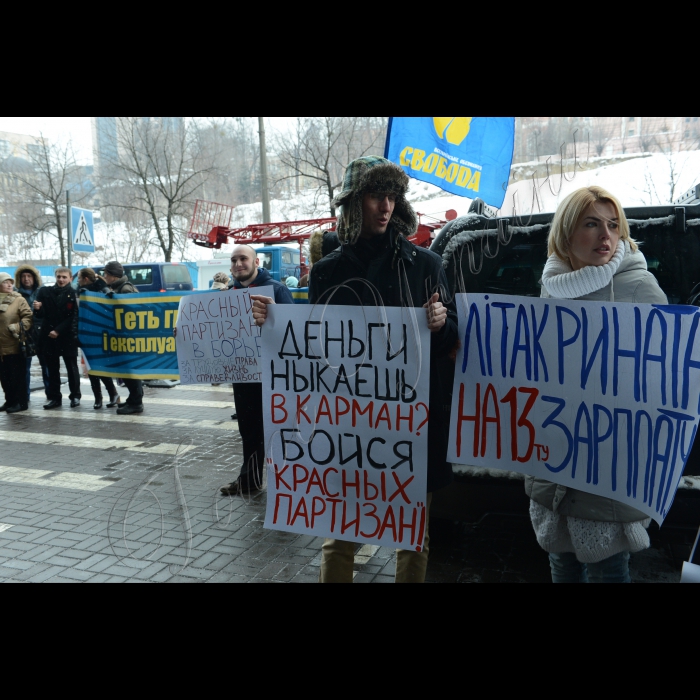 Біля центрального офісу ТОВ «ДТЕК» по вул. Мечникова, 2-А «Ліва опозиція» та профспілка «Захист праці» провели пікетування центрального офісу ДТЕК на підтримку шахтарів, які влаштували акцію протесту у кабінеті директора шахти «Червоний партизан». Акція погоджена з протестувальниками з Незалежної профспілки міста Свердловська. Зокрема, активісти вимагатимуть виконання законних вимог робітників, а также закликатимуть керівництво ДТЕК утриматись від залучення правоохоронних органів до трудового конфлікту. Наразі керівництво шахти вимагає від міліції видворити працівників за територію шахти.