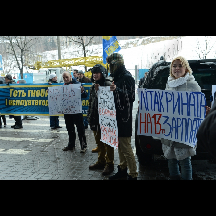 Біля центрального офісу ТОВ «ДТЕК» по вул. Мечникова, 2-А «Ліва опозиція» та профспілка «Захист праці» провели пікетування центрального офісу ДТЕК на підтримку шахтарів, які влаштували акцію протесту у кабінеті директора шахти «Червоний партизан». Акція погоджена з протестувальниками з Незалежної профспілки міста Свердловська. Зокрема, активісти вимагатимуть виконання законних вимог робітників, а также закликатимуть керівництво ДТЕК утриматись від залучення правоохоронних органів до трудового конфлікту. Наразі керівництво шахти вимагає від міліції видворити працівників за територію шахти.