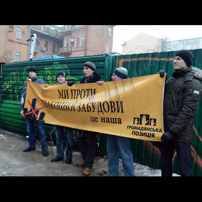 На території незаконної забудови в Десятинному провулку, 3--5 громадські активісти вручили представникам УПЦ КП і забудовникам припис про припинення земляних робіт, виданий ГУ охорони культурної спадщини КМДА. У Десятинному провулку, 3--5 на місці зруйнованого забудовниками історичного пам’ятника 1857 р. і фундаменту більш як 1000-літнього Княжого палацу УПЦ КП почала будівництво офісно-житлового центру. Організатори: громадянська кампанія «Форум порятунку Києва», громадська ініціатива «Збережи Старий Київ», ВГО «Громадянська позиція». 