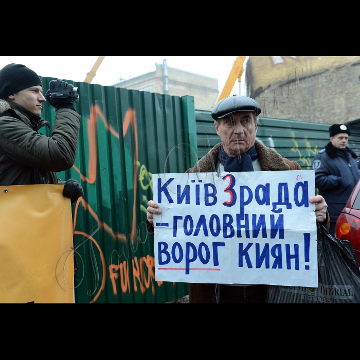 На території незаконної забудови в Десятинному провулку, 3--5 громадські активісти вручили представникам УПЦ КП і забудовникам припис про припинення земляних робіт, виданий ГУ охорони культурної спадщини КМДА. У Десятинному провулку, 3--5 на місці зруйнованого забудовниками історичного пам’ятника 1857 р. і фундаменту більш як 1000-літнього Княжого палацу УПЦ КП почала будівництво офісно-житлового центру. Організатори: громадянська кампанія «Форум порятунку Києва», громадська ініціатива «Збережи Старий Київ», ВГО «Громадянська позиція». 
