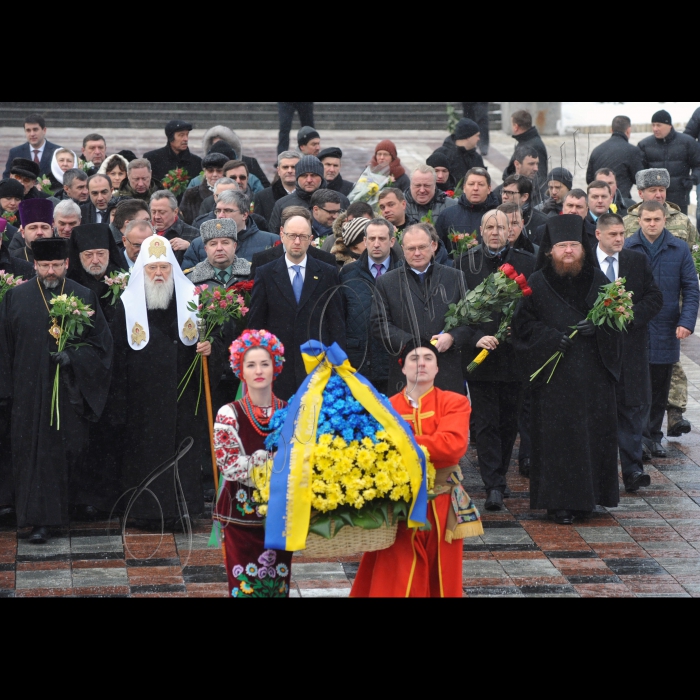 В День Соборності України прем’єр-міністр України Арсеній Яценюк, Перший заступник Голови Верховної Ради України Андрій Парубій та члени Кабінету Міністрів України взяли  участь у церемонії покладання квітів до пам’ятників Тарасові Шевченку та Михайлу Грушевському