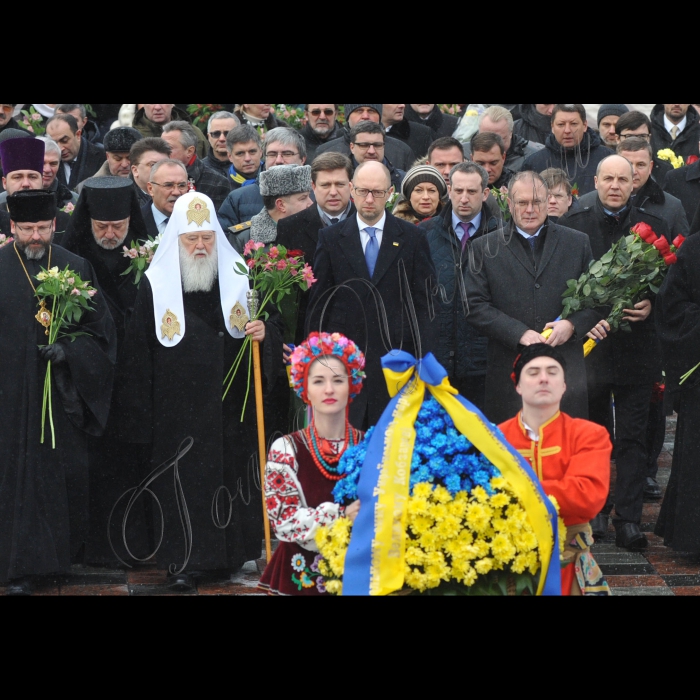 В День Соборності України прем’єр-міністр України Арсеній Яценюк, Перший заступник Голови Верховної Ради України Андрій Парубій та члени Кабінету Міністрів України взяли  участь у церемонії покладання квітів до пам’ятників Тарасові Шевченку та Михайлу Грушевському
