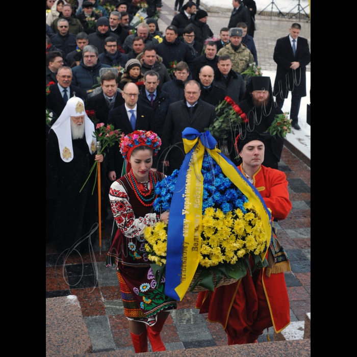 В День Соборності України прем’єр-міністр України Арсеній Яценюк, Перший заступник Голови Верховної Ради України Андрій Парубій та члени Кабінету Міністрів України взяли  участь у церемонії покладання квітів до пам’ятників Тарасові Шевченку та Михайлу Грушевському
