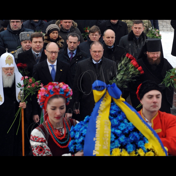 В День Соборності України прем’єр-міністр України Арсеній Яценюк, Перший заступник Голови Верховної Ради України Андрій Парубій та члени Кабінету Міністрів України взяли  участь у церемонії покладання квітів до пам’ятників Тарасові Шевченку та Михайлу Грушевському