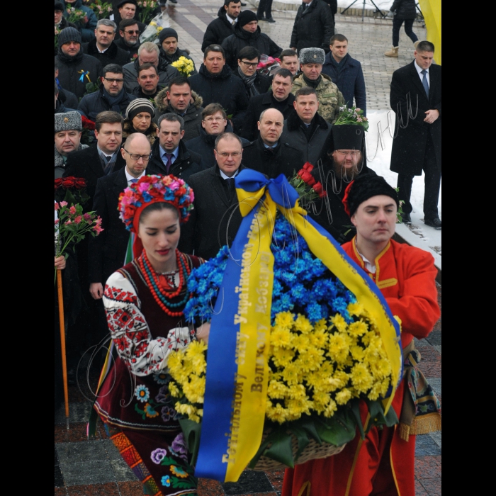 В День Соборності України прем’єр-міністр України Арсеній Яценюк, Перший заступник Голови Верховної Ради України Андрій Парубій та члени Кабінету Міністрів України взяли  участь у церемонії покладання квітів до пам’ятників Тарасові Шевченку та Михайлу Грушевському