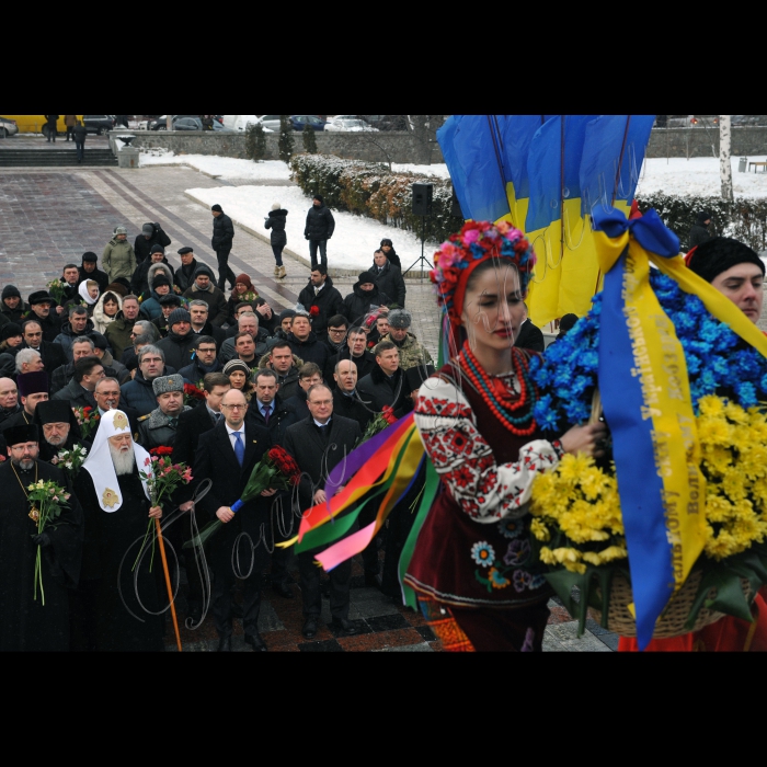 В День Соборності України прем’єр-міністр України Арсеній Яценюк, Перший заступник Голови Верховної Ради України Андрій Парубій та члени Кабінету Міністрів України взяли  участь у церемонії покладання квітів до пам’ятників Тарасові Шевченку та Михайлу Грушевському