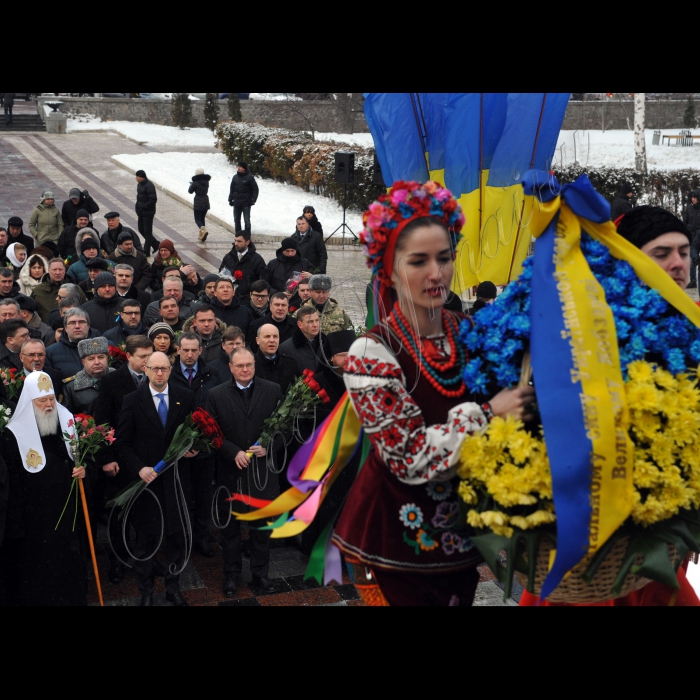 В День Соборності України прем’єр-міністр України Арсеній Яценюк, Перший заступник Голови Верховної Ради України Андрій Парубій та члени Кабінету Міністрів України взяли  участь у церемонії покладання квітів до пам’ятників Тарасові Шевченку та Михайлу Грушевському