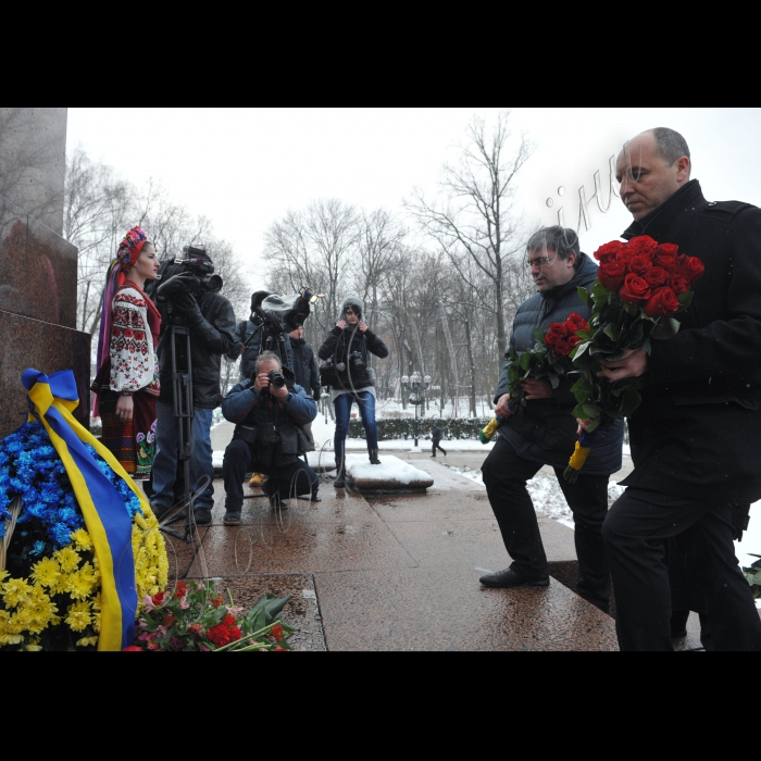 В День Соборності України прем’єр-міністр України Арсеній Яценюк, Перший заступник Голови Верховної Ради України Андрій Парубій та члени Кабінету Міністрів України взяли  участь у церемонії покладання квітів до пам’ятників Тарасові Шевченку та Михайлу Грушевському