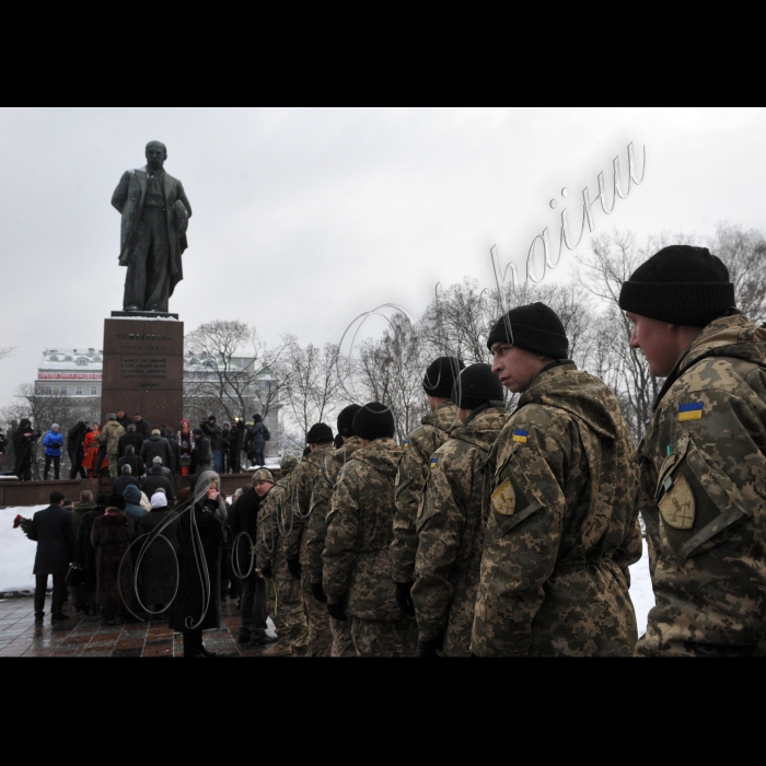 В День Соборності України прем’єр-міністр України Арсеній Яценюк, Перший заступник Голови Верховної Ради України Андрій Парубій та члени Кабінету Міністрів України взяли  участь у церемонії покладання квітів до пам’ятників Тарасові Шевченку та Михайлу Грушевському