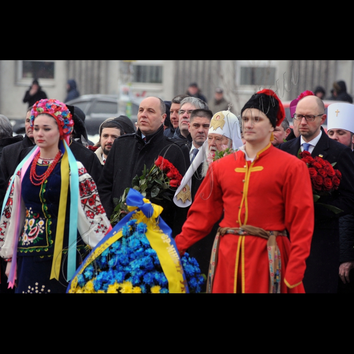 В День Соборності України прем’єр-міністр України Арсеній Яценюк, Перший заступник Голови Верховної Ради України Андрій Парубій та члени Кабінету Міністрів України взяли  участь у церемонії покладання квітів до пам’ятників Тарасові Шевченку та Михайлу Грушевському
