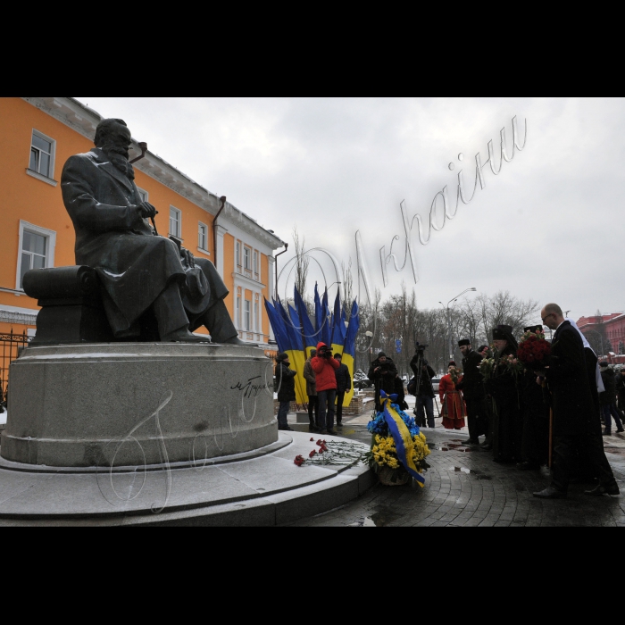 В День Соборності України прем’єр-міністр України Арсеній Яценюк, Перший заступник Голови Верховної Ради України Андрій Парубій та члени Кабінету Міністрів України взяли  участь у церемонії покладання квітів до пам’ятників Тарасові Шевченку та Михайлу Грушевському