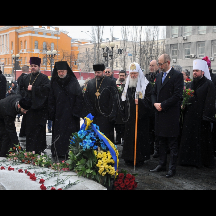 В День Соборності України прем’єр-міністр України Арсеній Яценюк, Перший заступник Голови Верховної Ради України Андрій Парубій та члени Кабінету Міністрів України взяли  участь у церемонії покладання квітів до пам’ятників Тарасові Шевченку та Михайлу Грушевському