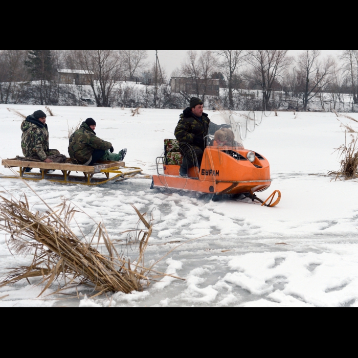 На Канівському водосховищі поблизу с. Кілов відбулася акція з попередження заморних явищ риби в зимовий період, організована Держрибагентством України. Незважаючи на недавнє потепління, в деяких водоймах, скутих кригою, відзначається значне зниження рівня кисню у воді. Тому в областях, де є  така ситуація, проводяться  широкомасштабні спільні заходи з попередження явищ задухи риби.  Однією з таких ділянок  є гирло р. Павлівка в акваторії Канівського водосховища. В акції візьмуть участь керівництво та працівники Київрибоохорони, рибалки-промисловики та представники громадських організацій рибалок-аматорів.  
