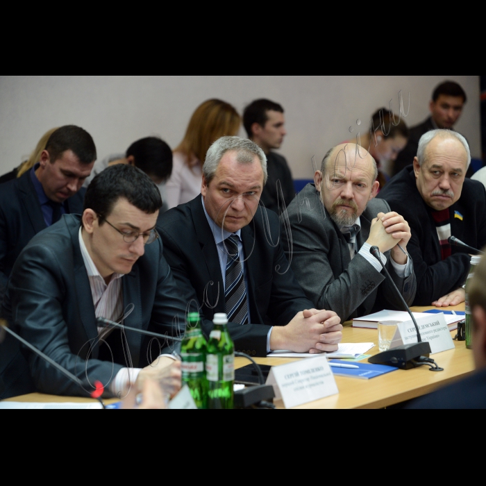 У Всеукраїнському прес-центрі Українського національного інформаційного агентства «Укрінформ» Прем'єр-міністр України Микола Азаров провів зустріч із членами Секретаріату Національної спілки журналістів України.
Перший секретар НСЖУ Сергій Томіленко, заступник головного редактора «Голосу України» Сергій Демський, голова Одеської обласної організації НСЖУ Юрій Работін.