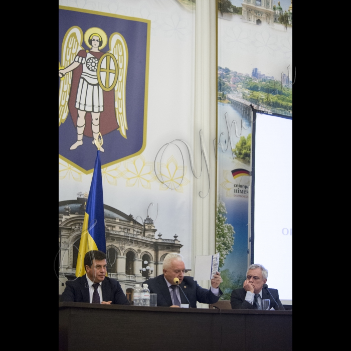 Голова ВР України Володимир Гройсман, Президент України Петро Порошенко, віце-прем’єр-міністр – міністр регіонального розвитку і ЖКГ Геннадій Зубко, Надзвичайний і Повноважний Посол США Джеффрі Пайєтт взяли участь у загальних зборах (конференції) уповноважених представників органів місцевого самоврядування – членів асоціації міст України.
Головою Асоціації міст України обрано київського міського голову Віталія Кличко