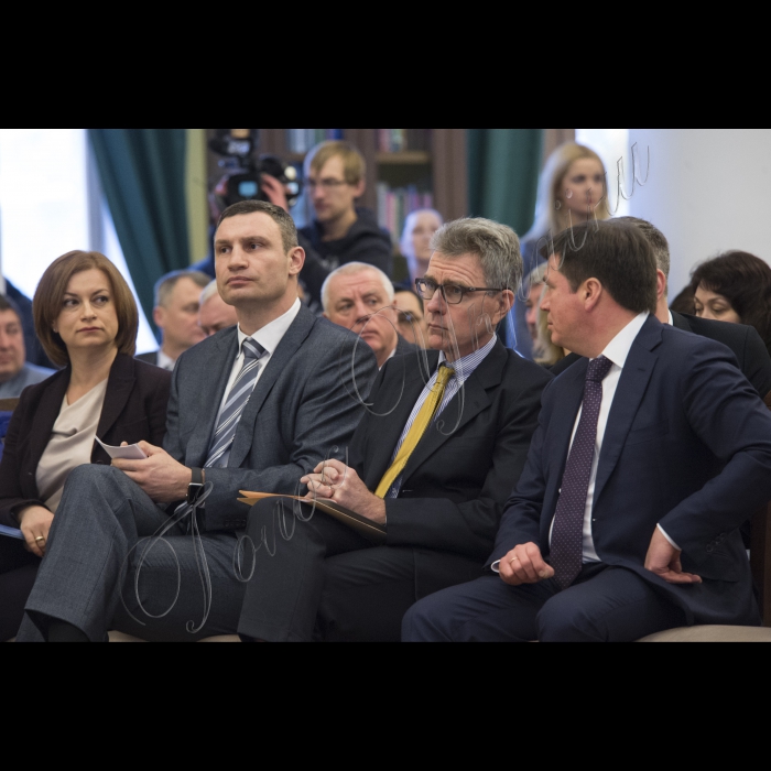Голова ВР України Володимир Гройсман, Президент України Петро Порошенко, віце-прем’єр-міністр – міністр регіонального розвитку і ЖКГ Геннадій Зубко, Надзвичайний і Повноважний Посол США Джеффрі Пайєтт взяли участь у загальних зборах (конференції) уповноважених представників органів місцевого самоврядування – членів асоціації міст України.
Головою Асоціації міст України обрано київського міського голову Віталія Кличко