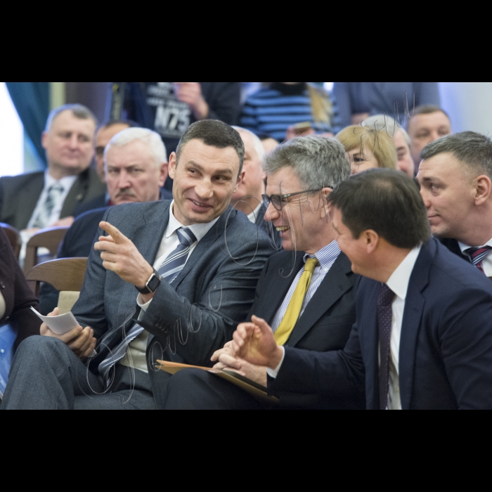 Голова ВР України Володимир Гройсман, Президент України Петро Порошенко, віце-прем’єр-міністр – міністр регіонального розвитку і ЖКГ Геннадій Зубко, Надзвичайний і Повноважний Посол США Джеффрі Пайєтт взяли участь у загальних зборах (конференції) уповноважених представників органів місцевого самоврядування – членів асоціації міст України.
Головою Асоціації міст України обрано київського міського голову Віталія Кличко