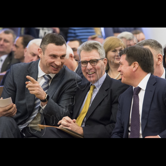 Голова ВР України Володимир Гройсман, Президент України Петро Порошенко, віце-прем’єр-міністр – міністр регіонального розвитку і ЖКГ Геннадій Зубко, Надзвичайний і Повноважний Посол США Джеффрі Пайєтт взяли участь у загальних зборах (конференції) уповноважених представників органів місцевого самоврядування – членів асоціації міст України.
Головою Асоціації міст України обрано київського міського голову Віталія Кличко