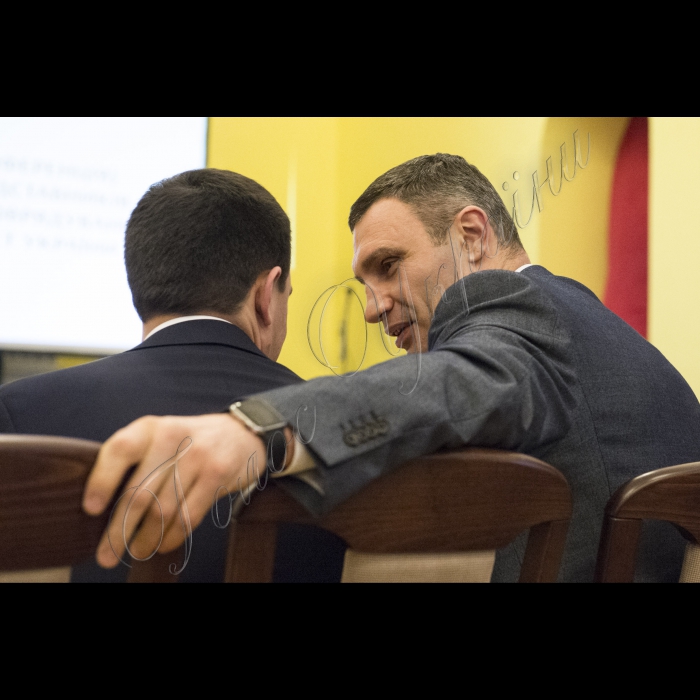 Голова ВР України Володимир Гройсман, Президент України Петро Порошенко, віце-прем’єр-міністр – міністр регіонального розвитку і ЖКГ Геннадій Зубко, Надзвичайний і Повноважний Посол США Джеффрі Пайєтт взяли участь у загальних зборах (конференції) уповноважених представників органів місцевого самоврядування – членів асоціації міст України.
Головою Асоціації міст України обрано київського міського голову Віталія Кличко