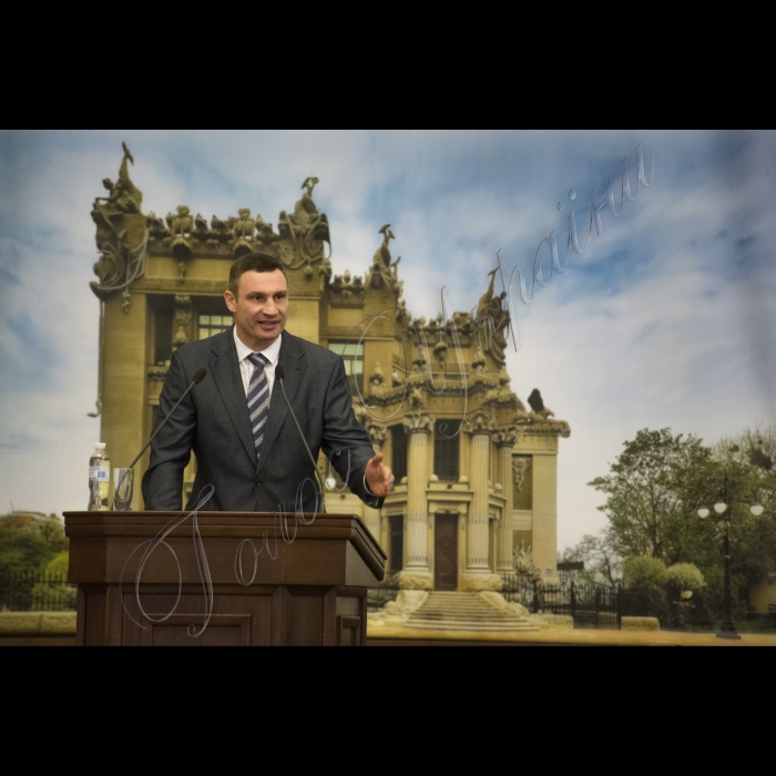 Голова ВР України Володимир Гройсман, Президент України Петро Порошенко, віце-прем’єр-міністр – міністр регіонального розвитку і ЖКГ Геннадій Зубко, Надзвичайний і Повноважний Посол США Джеффрі Пайєтт взяли участь у загальних зборах (конференції) уповноважених представників органів місцевого самоврядування – членів асоціації міст України.
Головою Асоціації міст України обрано київського міського голову Віталія Кличко