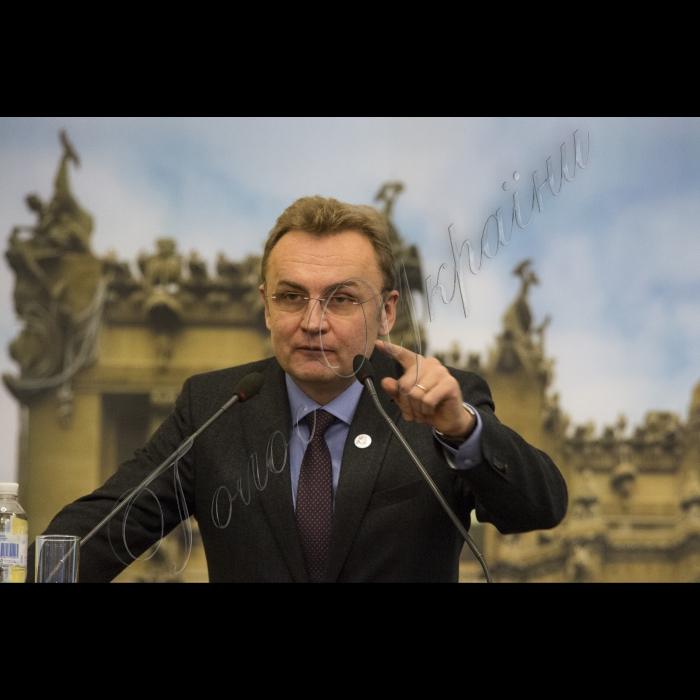 Голова ВР України Володимир Гройсман, Президент України Петро Порошенко, віце-прем’єр-міністр – міністр регіонального розвитку і ЖКГ Геннадій Зубко, Надзвичайний і Повноважний Посол США Джеффрі Пайєтт взяли участь у загальних зборах (конференції) уповноважених представників органів місцевого самоврядування – членів асоціації міст України.
Головою Асоціації міст України обрано київського міського голову Віталія Кличко.
Міський голова Львова Андрій Садовий 