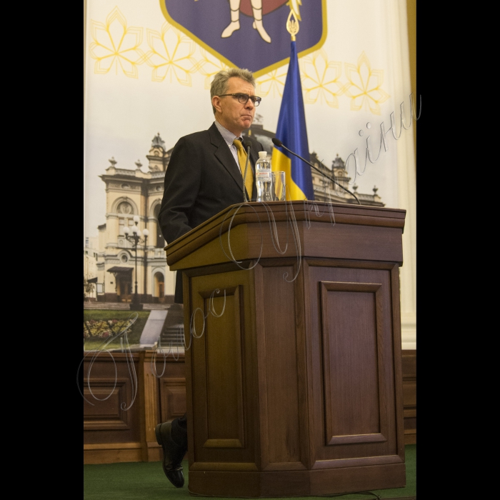 Голова ВР України Володимир Гройсман, Президент України Петро Порошенко, віце-прем’єр-міністр – міністр регіонального розвитку і ЖКГ Геннадій Зубко, Надзвичайний і Повноважний Посол США Джеффрі Пайєтт взяли участь у загальних зборах (конференції) уповноважених представників органів місцевого самоврядування – членів асоціації міст України.
Головою Асоціації міст України обрано київського міського голову Віталія Кличко