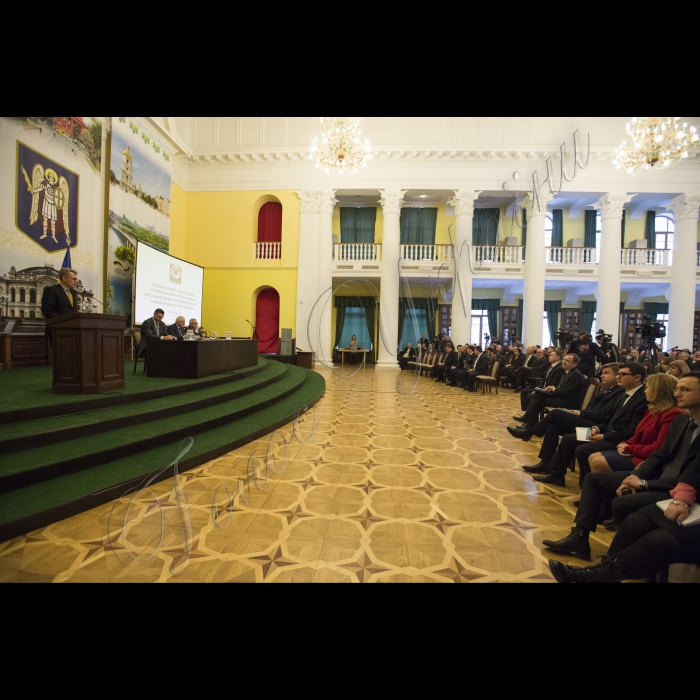 Голова ВР України Володимир Гройсман, Президент України Петро Порошенко, віце-прем’єр-міністр – міністр регіонального розвитку і ЖКГ Геннадій Зубко, Надзвичайний і Повноважний Посол США Джеффрі Пайєтт взяли участь у загальних зборах (конференції) уповноважених представників органів місцевого самоврядування – членів асоціації міст України.
Головою Асоціації міст України обрано київського міського голову Віталія Кличко