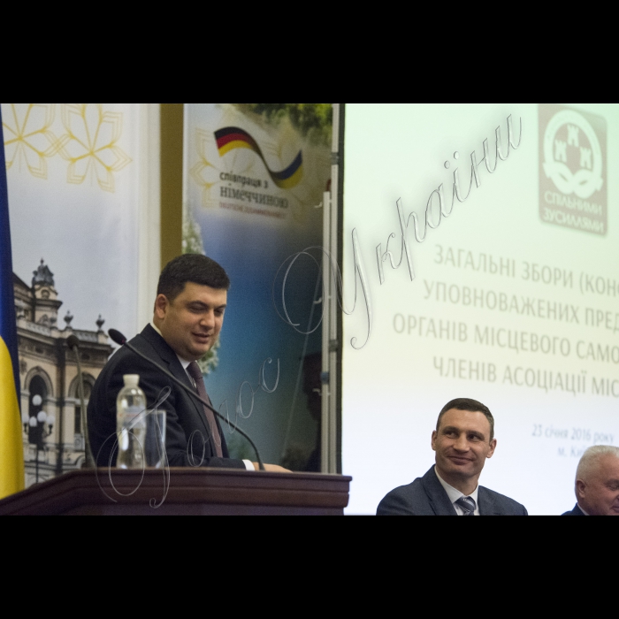 Голова ВР України Володимир Гройсман, Президент України Петро Порошенко, віце-прем’єр-міністр – міністр регіонального розвитку і ЖКГ Геннадій Зубко, Надзвичайний і Повноважний Посол США Джеффрі Пайєтт взяли участь у загальних зборах (конференції) уповноважених представників органів місцевого самоврядування – членів асоціації міст України.
Головою Асоціації міст України обрано київського міського голову Віталія Кличко