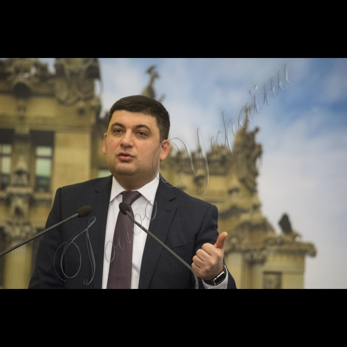 Голова ВР України Володимир Гройсман, Президент України Петро Порошенко, віце-прем’єр-міністр – міністр регіонального розвитку і ЖКГ Геннадій Зубко, Надзвичайний і Повноважний Посол США Джеффрі Пайєтт взяли участь у загальних зборах (конференції) уповноважених представників органів місцевого самоврядування – членів асоціації міст України.
Головою Асоціації міст України обрано київського міського голову Віталія Кличко