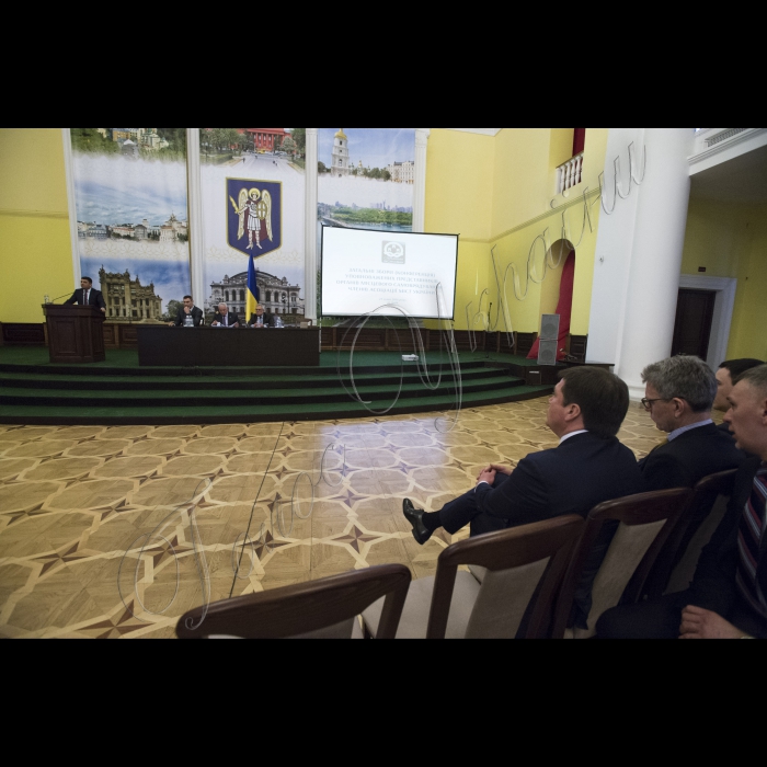 Голова ВР України Володимир Гройсман, Президент України Петро Порошенко, віце-прем’єр-міністр – міністр регіонального розвитку і ЖКГ Геннадій Зубко, Надзвичайний і Повноважний Посол США Джеффрі Пайєтт взяли участь у загальних зборах (конференції) уповноважених представників органів місцевого самоврядування – членів асоціації міст України.
Головою Асоціації міст України обрано київського міського голову Віталія Кличко
