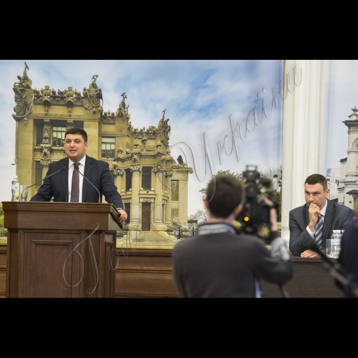 Голова ВР України Володимир Гройсман, Президент України Петро Порошенко, віце-прем’єр-міністр – міністр регіонального розвитку і ЖКГ Геннадій Зубко, Надзвичайний і Повноважний Посол США Джеффрі Пайєтт взяли участь у загальних зборах (конференції) уповноважених представників органів місцевого самоврядування – членів асоціації міст України.
Головою Асоціації міст України обрано київського міського голову Віталія Кличко