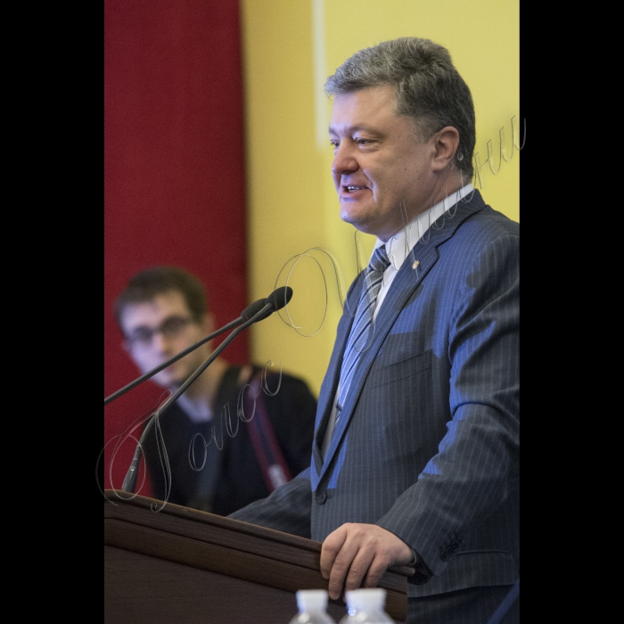 Голова ВР України Володимир Гройсман, Президент України Петро Порошенко, віце-прем’єр-міністр – міністр регіонального розвитку і ЖКГ Геннадій Зубко, Надзвичайний і Повноважний Посол США Джеффрі Пайєтт взяли участь у загальних зборах (конференції) уповноважених представників органів місцевого самоврядування – членів асоціації міст України.
Головою Асоціації міст України обрано київського міського голову Віталія Кличко