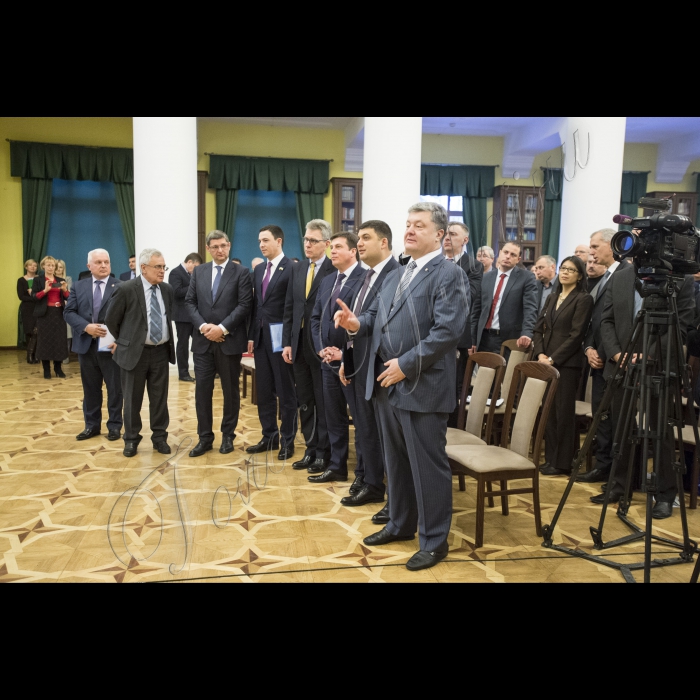 Голова ВР України Володимир Гройсман, Президент України Петро Порошенко, віце-прем’єр-міністр – міністр регіонального розвитку і ЖКГ Геннадій Зубко, Надзвичайний і Повноважний Посол США Джеффрі Пайєтт взяли участь у загальних зборах (конференції) уповноважених представників органів місцевого самоврядування – членів асоціації міст України.
Головою Асоціації міст України обрано київського міського голову Віталія Кличко
