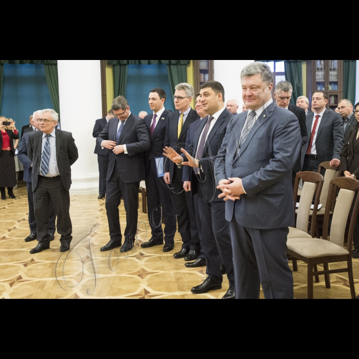 Голова ВР України Володимир Гройсман, Президент України Петро Порошенко, віце-прем’єр-міністр – міністр регіонального розвитку і ЖКГ Геннадій Зубко, Надзвичайний і Повноважний Посол США Джеффрі Пайєтт взяли участь у загальних зборах (конференції) уповноважених представників органів місцевого самоврядування – членів асоціації міст України.
Головою Асоціації міст України обрано київського міського голову Віталія Кличко