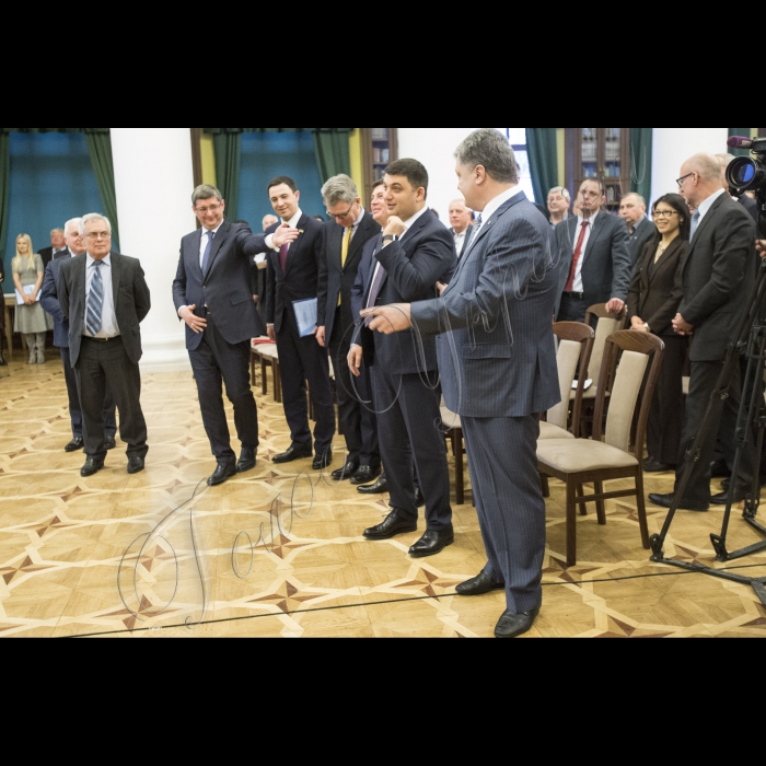 Голова ВР України Володимир Гройсман, Президент України Петро Порошенко, віце-прем’єр-міністр – міністр регіонального розвитку і ЖКГ Геннадій Зубко, Надзвичайний і Повноважний Посол США Джеффрі Пайєтт взяли участь у загальних зборах (конференції) уповноважених представників органів місцевого самоврядування – членів асоціації міст України.
Головою Асоціації міст України обрано київського міського голову Віталія Кличко