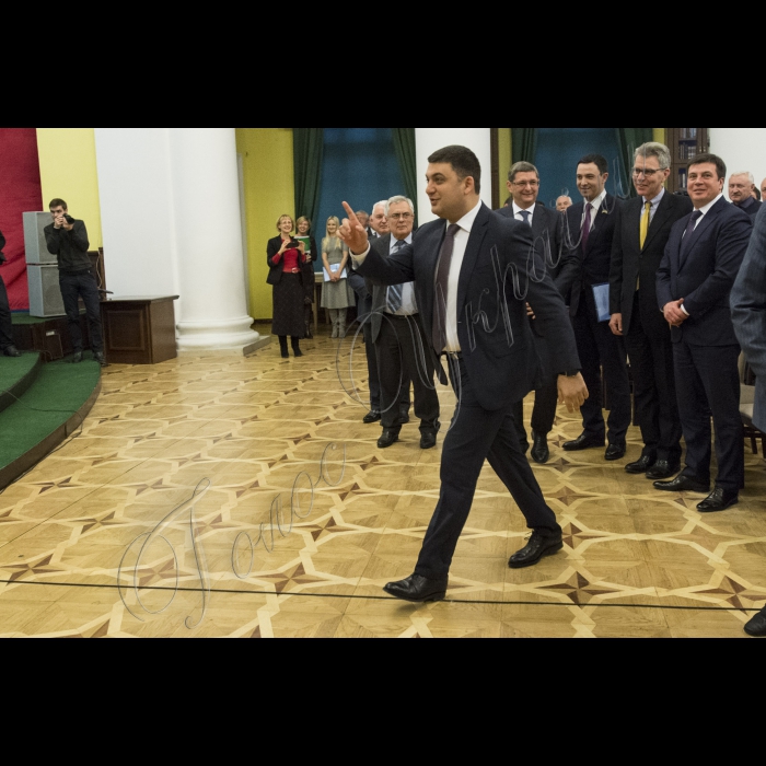 Голова ВР України Володимир Гройсман, Президент України Петро Порошенко, віце-прем’єр-міністр – міністр регіонального розвитку і ЖКГ Геннадій Зубко, Надзвичайний і Повноважний Посол США Джеффрі Пайєтт взяли участь у загальних зборах (конференції) уповноважених представників органів місцевого самоврядування – членів асоціації міст України.
Головою Асоціації міст України обрано київського міського голову Віталія Кличко