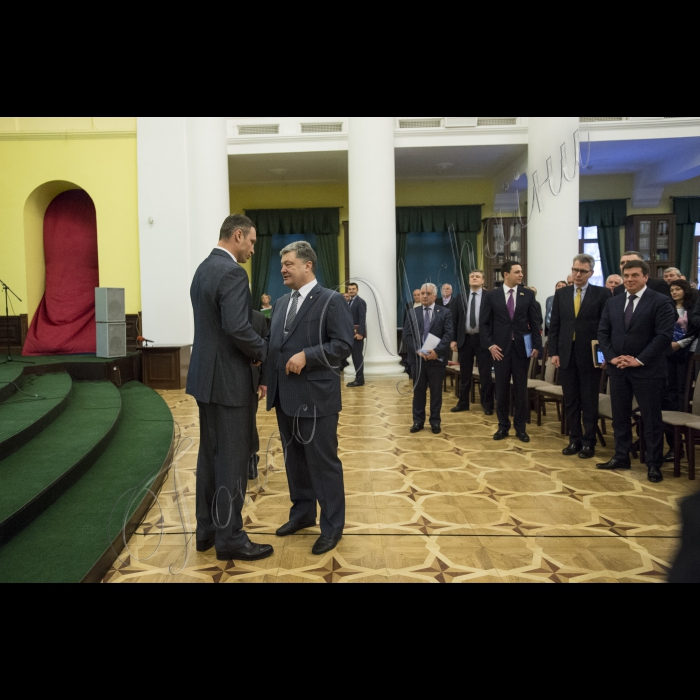 Голова ВР України Володимир Гройсман, Президент України Петро Порошенко, віце-прем’єр-міністр – міністр регіонального розвитку і ЖКГ Геннадій Зубко, Надзвичайний і Повноважний Посол США Джеффрі Пайєтт взяли участь у загальних зборах (конференції) уповноважених представників органів місцевого самоврядування – членів асоціації міст України.
Головою Асоціації міст України обрано київського міського голову Віталія Кличко