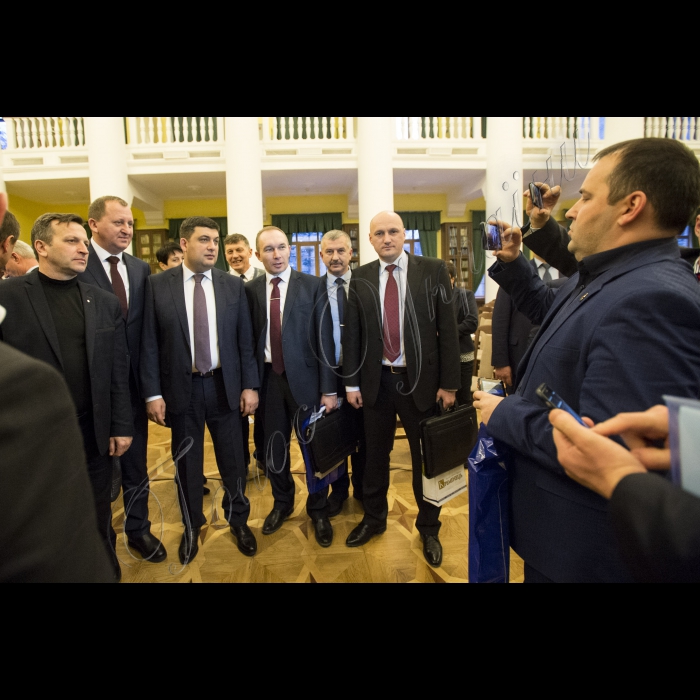 Голова ВР України Володимир Гройсман, Президент України Петро Порошенко, віце-прем’єр-міністр – міністр регіонального розвитку і ЖКГ Геннадій Зубко, Надзвичайний і Повноважний Посол США Джеффрі Пайєтт взяли участь у загальних зборах (конференції) уповноважених представників органів місцевого самоврядування – членів асоціації міст України.
Головою Асоціації міст України обрано київського міського голову Віталія Кличко
