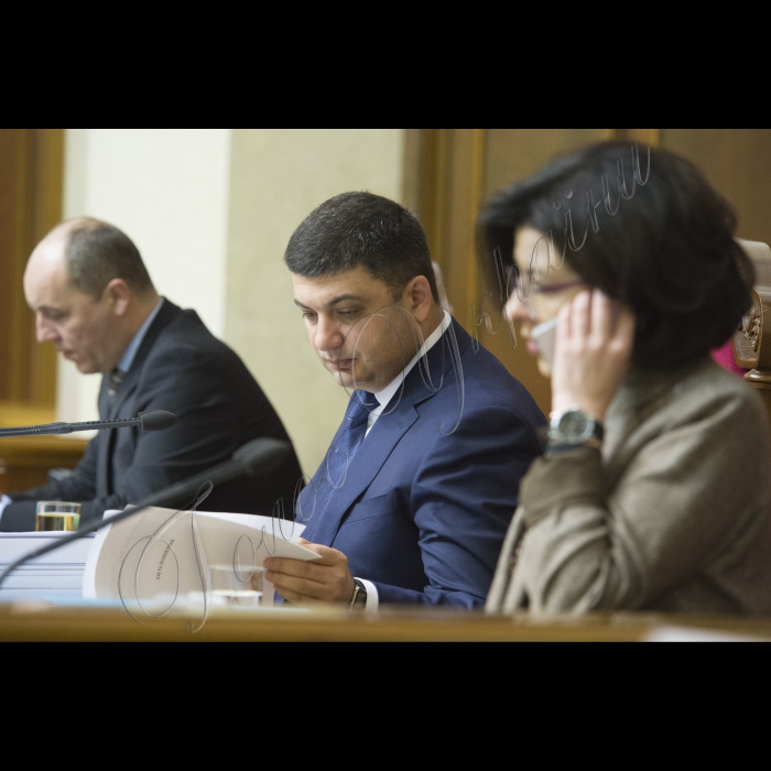 Пленарне засідання ВР України.
Голова ВР України Володимир Гройсман відкрив пленарне засідання ВР.
Зліва направо: Андрій Парубій, Володимир Гройсман, Оксана Сироїд.