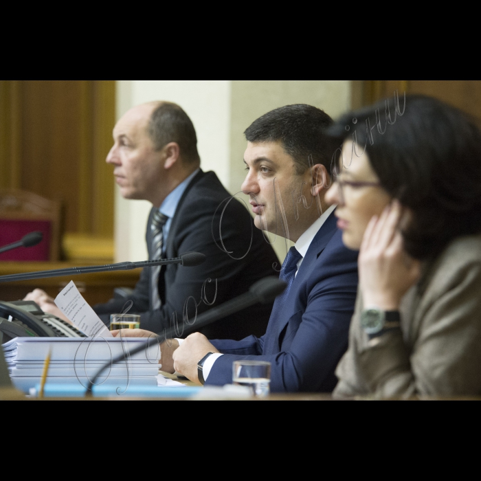 Пленарне засідання ВР України.
Голова ВР України Володимир Гройсман відкрив пленарне засідання ВР.
Зліва направо: Андрій Парубій, Володимир Гройсман, Оксана Сироїд.