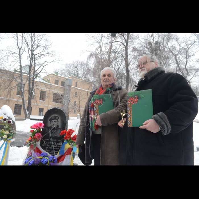 В Києві, біля пам’ятника Михайлу Жизневському на вулиці Грушевського (поруч із Парламентською бібліотекою) відбудеться церемонія вручення премії «Воїн світла». Літературна премія «Воїн світла» заснована Національною спілкою письменників України та опозиційною Спілкою білоруських письменників і вручається щороку на день народження героя Небесної Сотні Михайла Жизневського. За рішенням журі, цього року премію буде вручено Богдану Жолдаку (Україна) за книжку «Укри» про російсько-українську війну на Донбасі та Анатолію Боровському (Республіка Білорусь) за книжку «Волею обраний» про національно-визвольну боротьбу білоруського народу 1863-1864 років проти Російської імперії  під проводом Кастуся Калиновського.
Анатолій Боровський, Богдан Жолдак (праворуч)