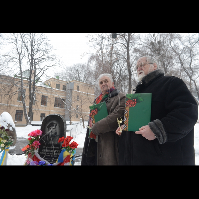 В Києві, біля пам’ятника Михайлу Жизневському на вулиці Грушевського (поруч із Парламентською бібліотекою) відбудеться церемонія вручення премії «Воїн світла». Літературна премія «Воїн світла» заснована Національною спілкою письменників України та опозиційною Спілкою білоруських письменників і вручається щороку на день народження героя Небесної Сотні Михайла Жизневського. За рішенням журі, цього року премію буде вручено Богдану Жолдаку (Україна) за книжку «Укри» про російсько-українську війну на Донбасі та Анатолію Боровському (Республіка Білорусь) за книжку «Волею обраний» про національно-визвольну боротьбу білоруського народу 1863-1864 років проти Російської імперії  під проводом Кастуся Калиновського.
Анатолій Боровський, Богдан Жолдак (праворуч)