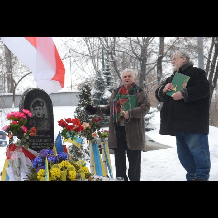 В Києві, біля пам’ятника Михайлу Жизневському на вулиці Грушевського (поруч із Парламентською бібліотекою) відбудеться церемонія вручення премії «Воїн світла». Літературна премія «Воїн світла» заснована Національною спілкою письменників України та опозиційною Спілкою білоруських письменників і вручається щороку на день народження героя Небесної Сотні Михайла Жизневського. За рішенням журі, цього року премію буде вручено Богдану Жолдаку (Україна) за книжку «Укри» про російсько-українську війну на Донбасі та Анатолію Боровському (Республіка Білорусь) за книжку «Волею обраний» про національно-визвольну боротьбу білоруського народу 1863-1864 років проти Російської імперії  під проводом Кастуся Калиновського.