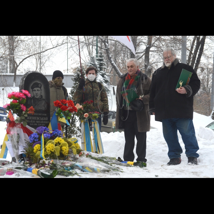В Києві, біля пам’ятника Михайлу Жизневському на вулиці Грушевського (поруч із Парламентською бібліотекою) відбудеться церемонія вручення премії «Воїн світла». Літературна премія «Воїн світла» заснована Національною спілкою письменників України та опозиційною Спілкою білоруських письменників і вручається щороку на день народження героя Небесної Сотні Михайла Жизневського. За рішенням журі, цього року премію буде вручено Богдану Жолдаку (Україна) за книжку «Укри» про російсько-українську війну на Донбасі та Анатолію Боровському (Республіка Білорусь) за книжку «Волею обраний» про національно-визвольну боротьбу білоруського народу 1863-1864 років проти Російської імперії  під проводом Кастуся Калиновського.