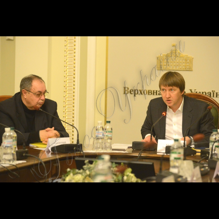 Засідання комітету з питань аграрної політики та земельних відносин, на якому, зокрема,
розглядався проект закону “Про захист прав власників паїв”.
Голова комітету Тарас Кутовий, заступник голови комітету Вадим Івченко