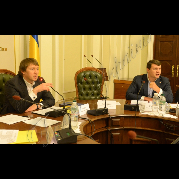 Засідання комітету з питань аграрної політики та земельних відносин, на якому, зокрема,
розглядався проект закону “Про захист прав власників паїв”.
Голова комітету Тарас Кутовий, заступник голови комітету Вадим Івченко